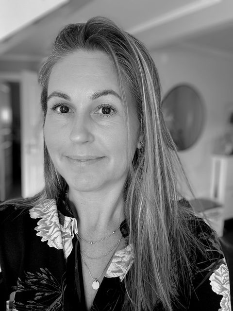 Kvinna som arbetar som ordningskonsult och med inredning för välmående.